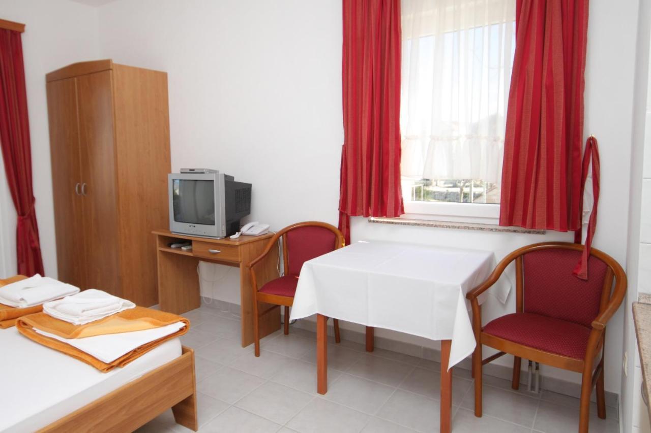 Apartments And Rooms By The Sea Vinjerac, Zadar - 3248 Экстерьер фото